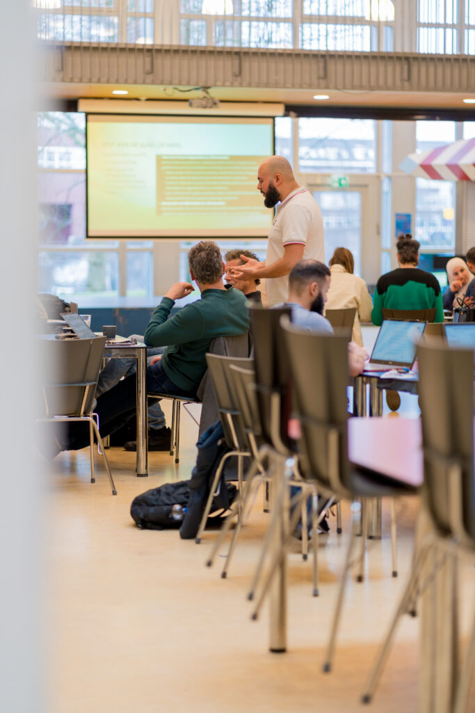 Meester Kasmi die een van zijn workshops geeft.